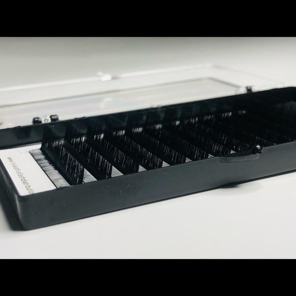 Eyelashes extensions - Picture 3 of 3